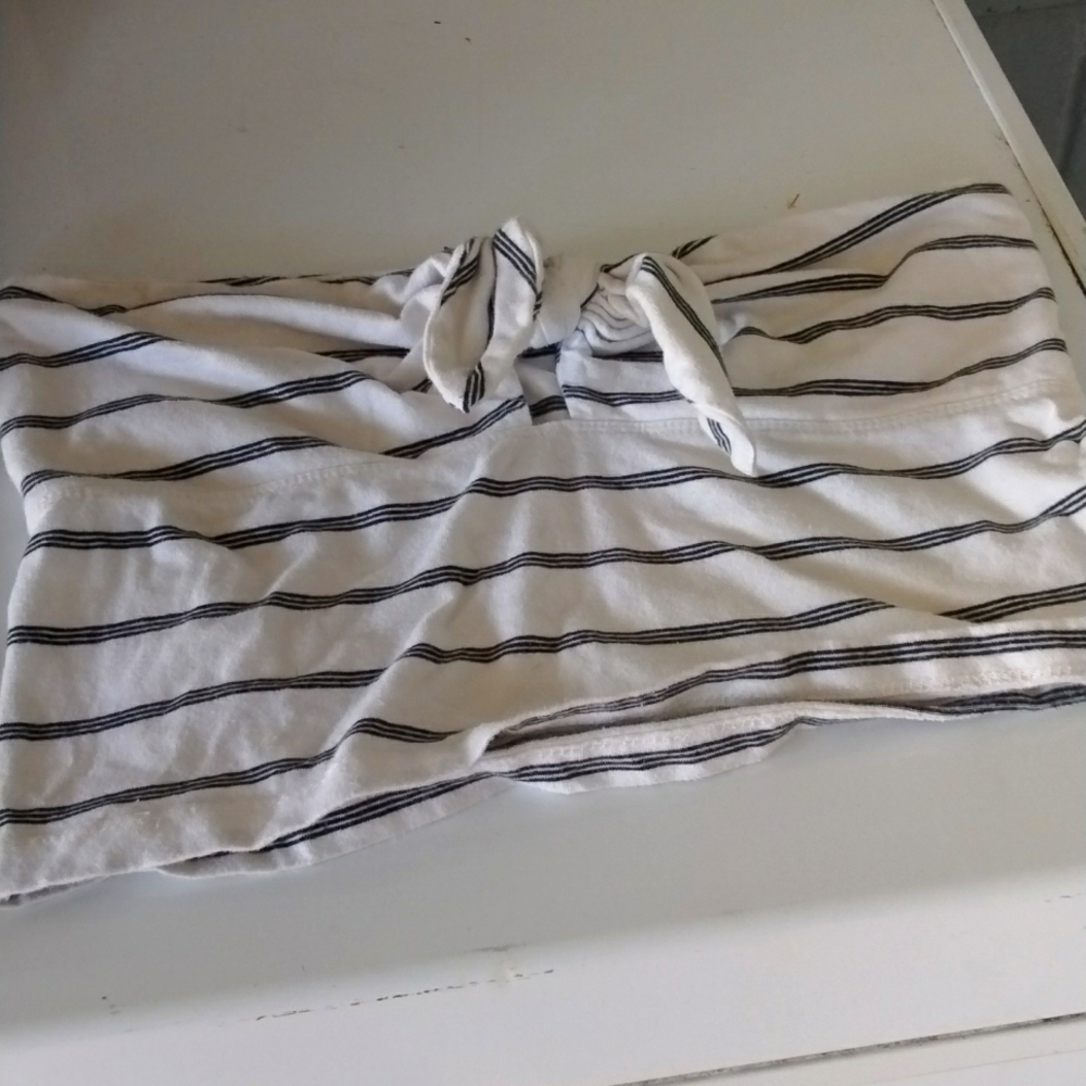 Black and white tube top ties at the breast